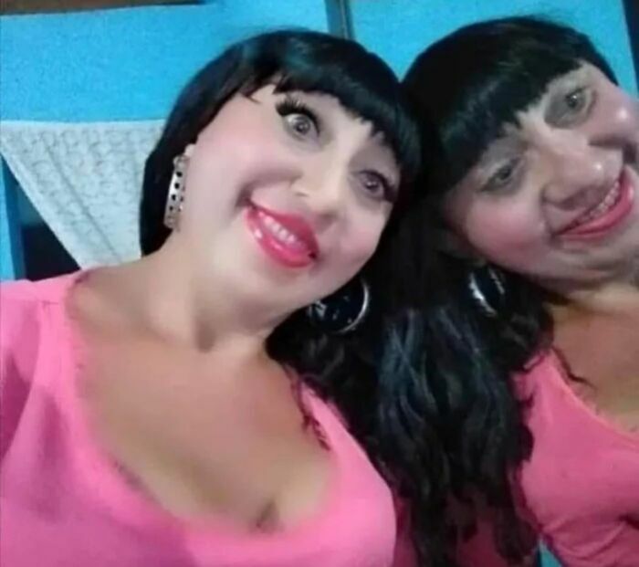 Selfie con reflejo distorsionado mostrando ejemplos de fotos tan retocadas que alteran la realidad.