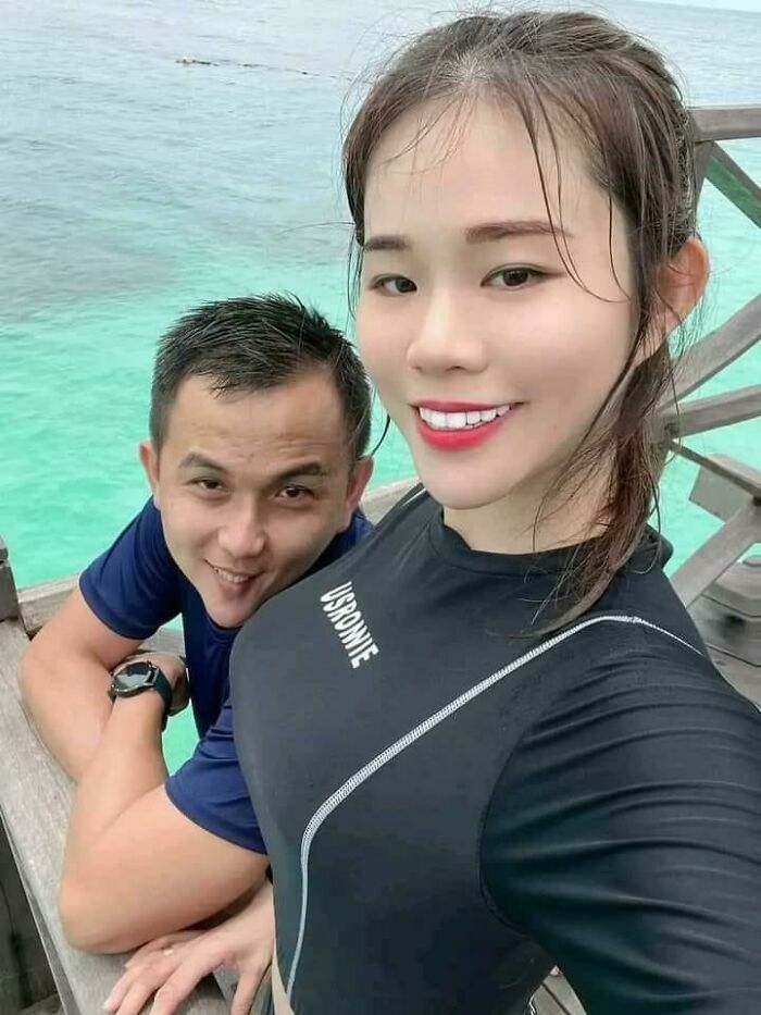 Fotos tan retocadas con Photoshop que editan rostros y alteran la anatomía humana de una pareja en el agua.