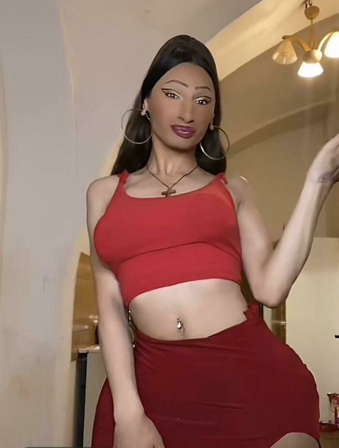 Mujer vistiendo un conjunto rojo en fotos tan retocadas con proporciones de cintura irrealistas.