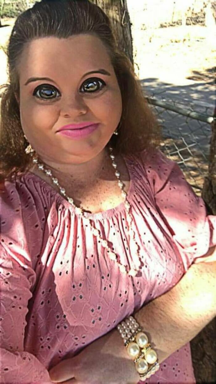 Retrato de una mujer con ojos exageradamente grandes en fotos tan retocadas que alteran la cara.