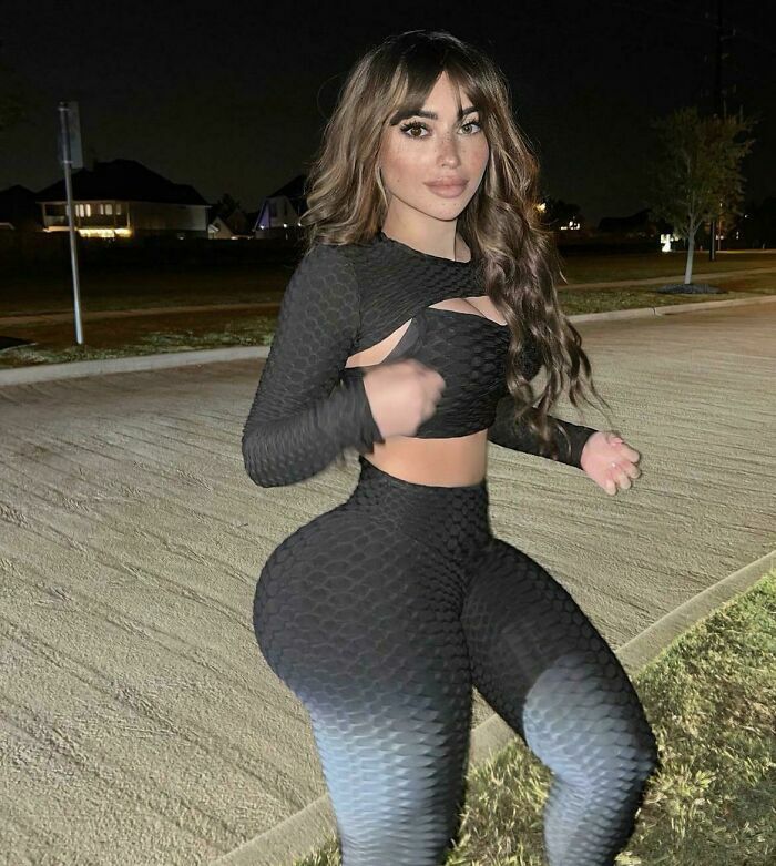 Mujer posando en la calle con fotos tan retocadas que alteran las proporciones del cuerpo humano.