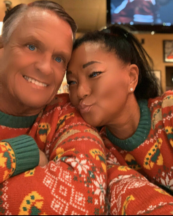 Pareja con ojos de color azul intenso antinatural en fotos retocadas que alteran sus rostros.