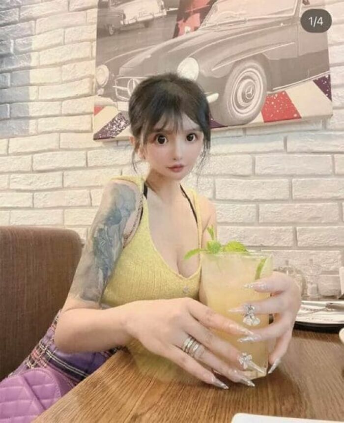 Chica en un restaurante con ojos gigantismos y manos distorsionadas en fotos retocadas.