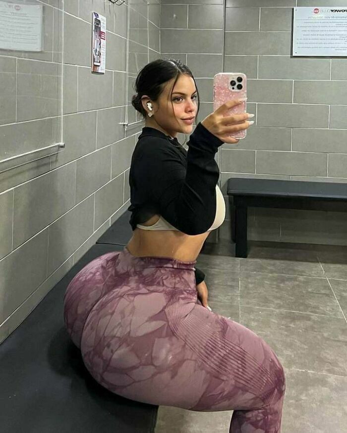 Mujer se toma selfie con fotos tan retocadas que alteran las proporciones del cuerpo.