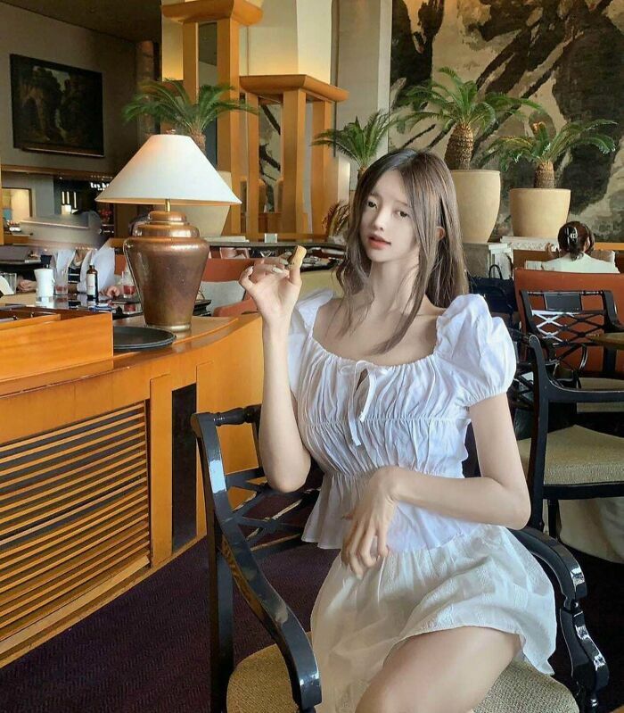 Chica en un restaurante con fotos tan retocadas que deforman su anatomía.