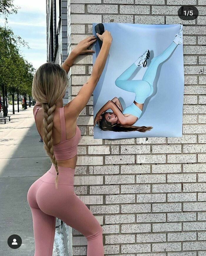 Mujer pegando cartel con fotos tan retocadas que alteran la silueta humana.