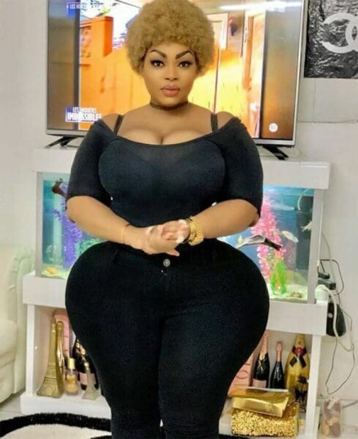Mujer posando con fotos tan retocadas que exageran la figura del cuerpo.