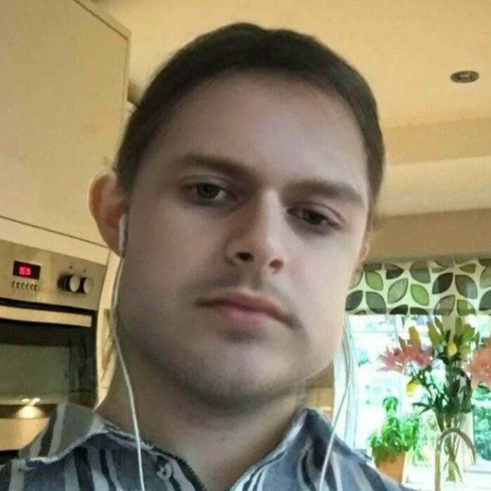 Hombre con la mandíbula y cuello alterados mediante fotos tan retocadas.