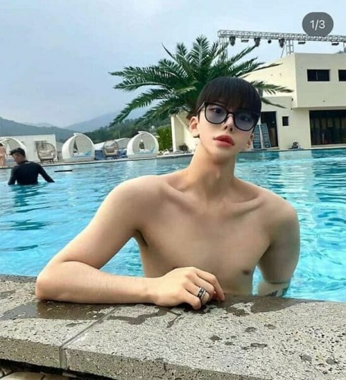 Joven en la piscina con el cuello y cabeza distorsionados por edición.