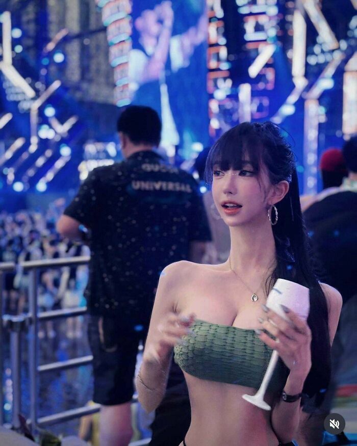 Mujer en un concierto con edición exagerada en fotos tan retocadas que alteran su cuerpo.