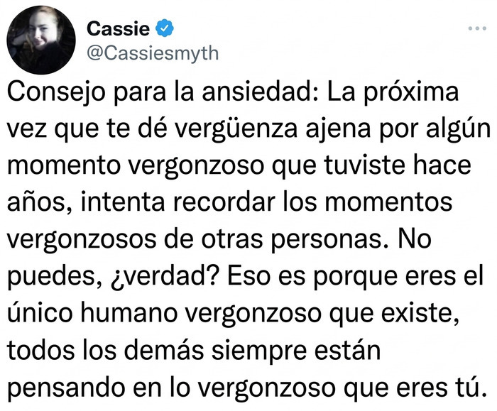 Publicación divertida de Twitter sobre la ansiedad, entre varias imágenes reconfortantes para sonreír.