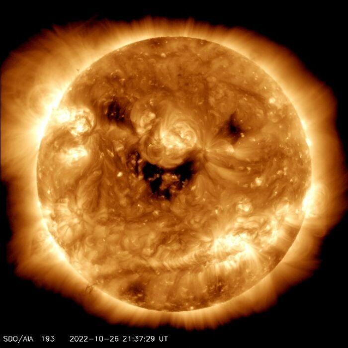 Imagen solar de la NASA que parece sonreír, entre varias imágenes reconfortantes