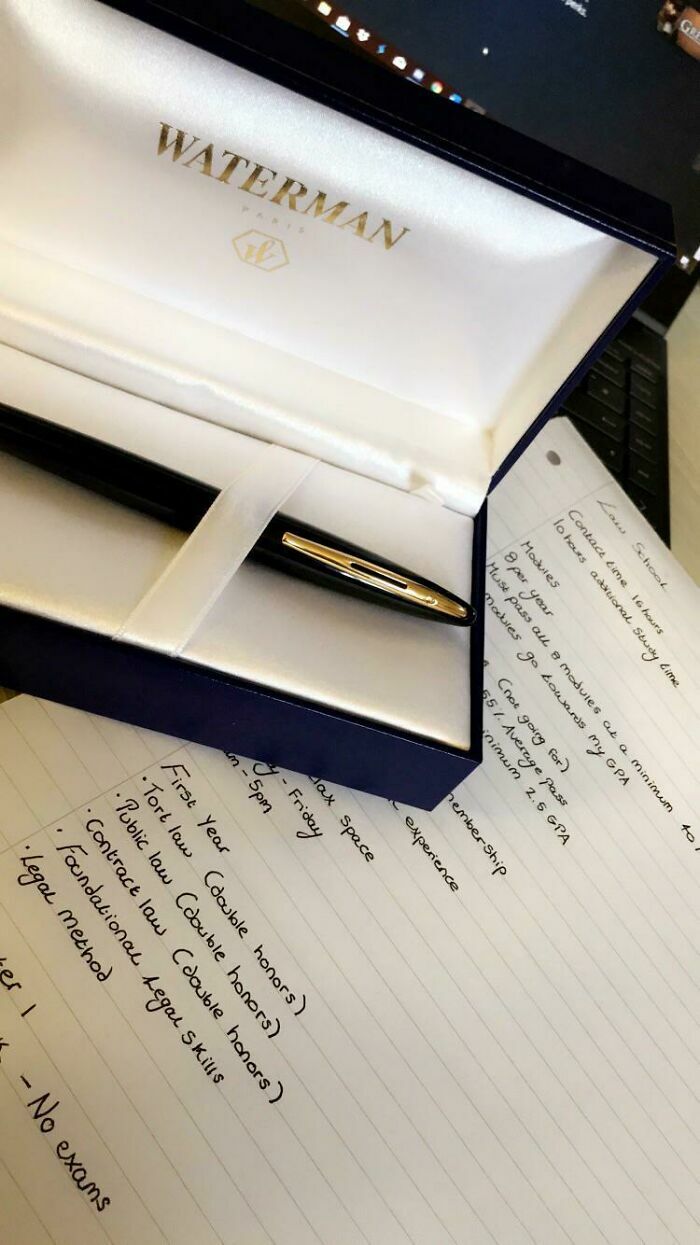 Pluma estilográfica elegante junto a notas manuscritas, una de las imágenes reconfortantes de la lista.