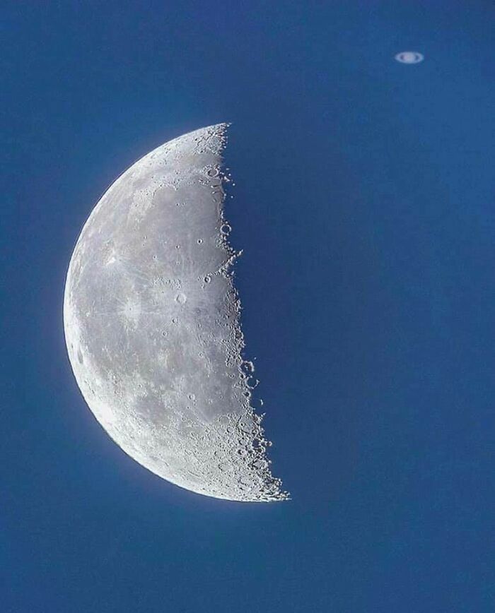 La Luna y Saturno capturados en una de las divertidas fotos donde el fondo destaca por su belleza.