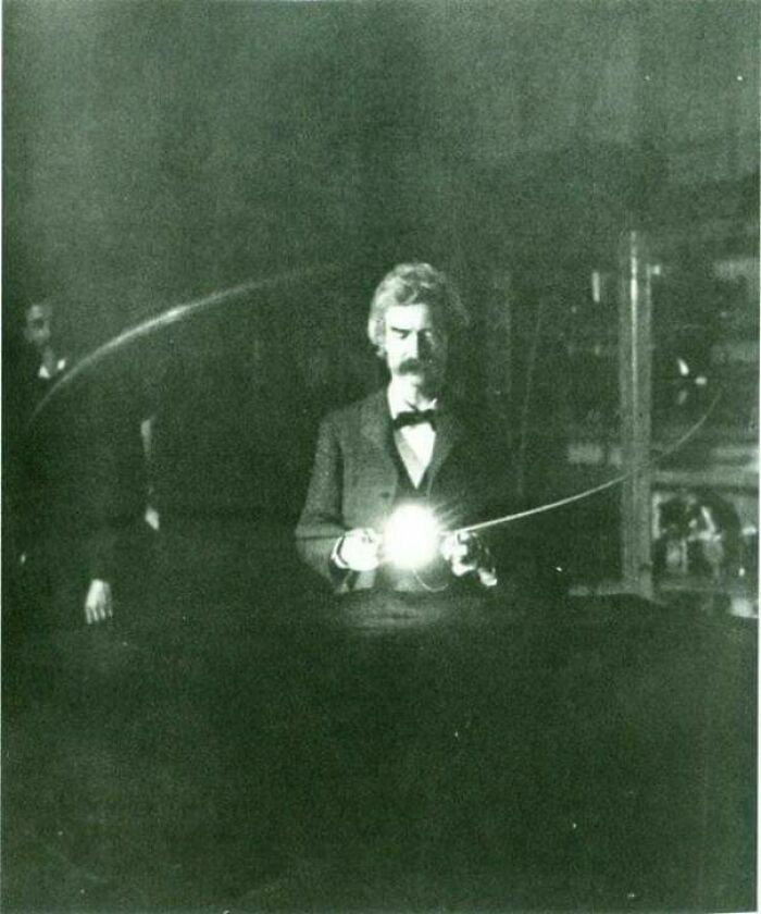 Mark Twain en una de esas divertidas fotos donde el experimento en el fondo capta la atención.