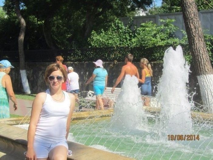 Mujer posando junto a una fuente en el fondo en estas fotos divertidas