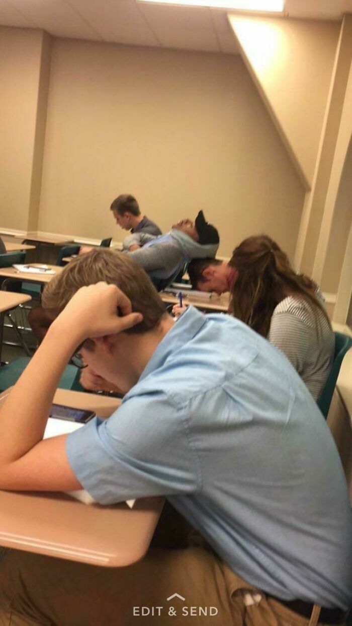 Estudiante durmiendo sobre su compañero en clase, un momento curioso perfecto para divertidas fotos de fondo.