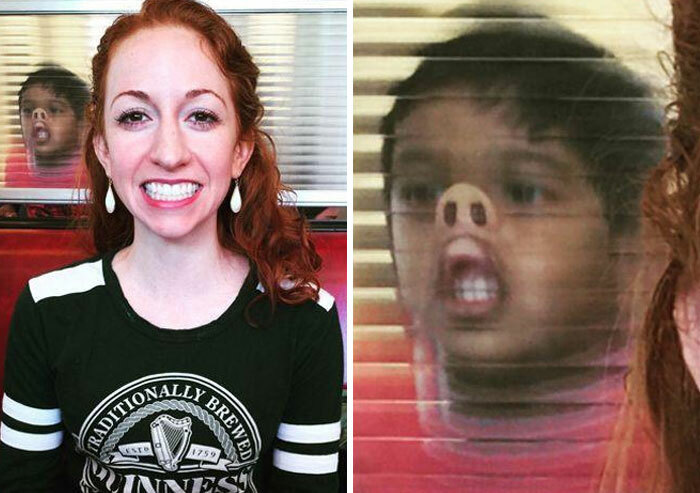 Niña sonriente con efecto divertido del fondo con niño pegado a la ventana