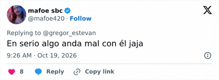 Comentario en red social criticando a Kanye West y Bianca Censori por su comportamiento y vestimenta.