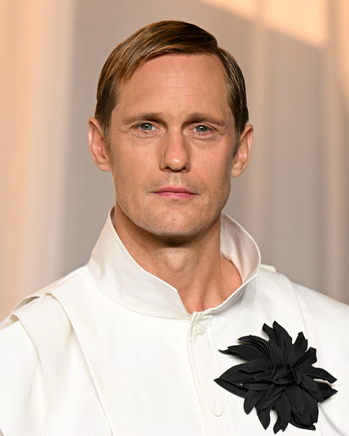 Alexander Skarsgård luce elegante en las fotos sin editar de las celebridades en la Gala del Academy Museum.