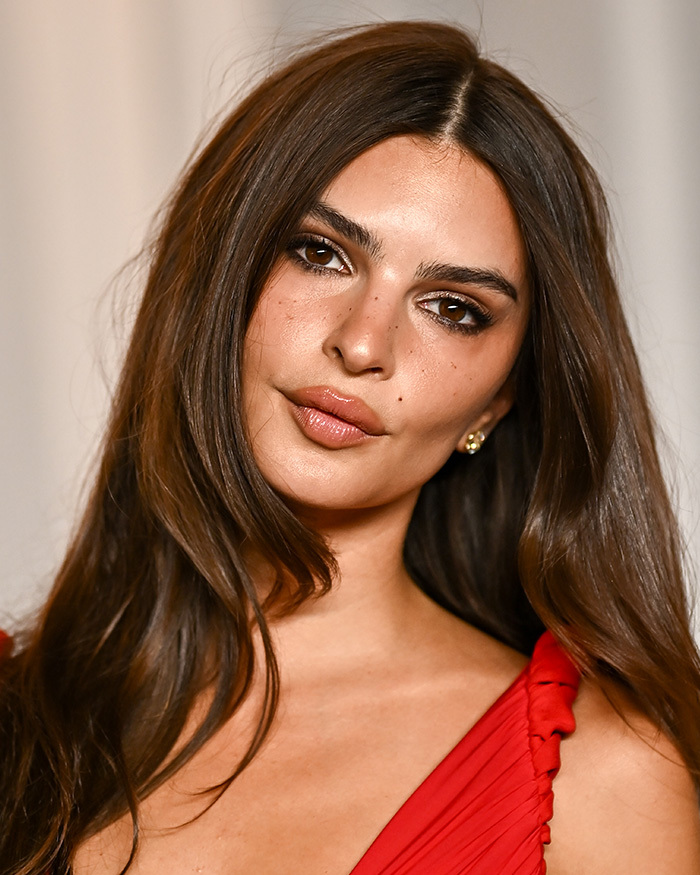 Emily Ratajkowski en primer plano para fotos sin editar de celebridades en la Gala del Academy Museum 2026.
