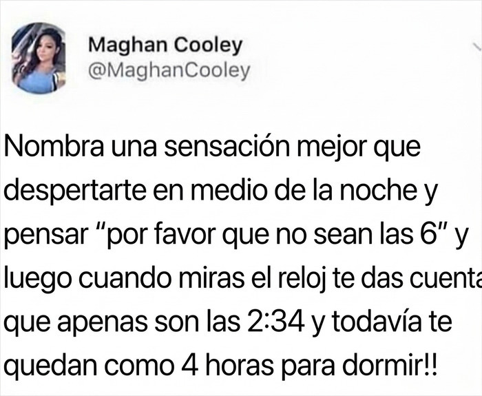 Captura de pantalla de un texto gracioso sobre dormir en la madrugada y el sentido del humor cotidiano.