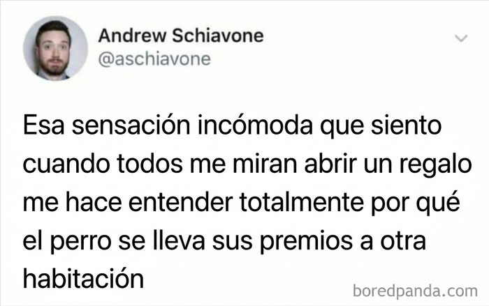 Publicación cómica sobre la incomodidad de abrir regalos frente a otros, de la lista de memes británicos.