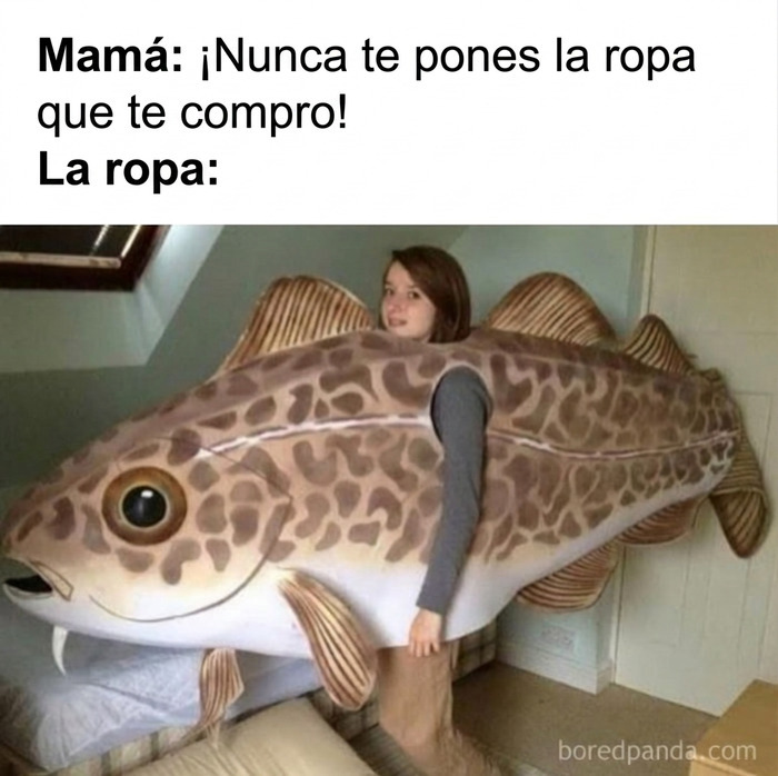 Persona usando un disfraz gigante de bacalao representando el humor de memes británicos
