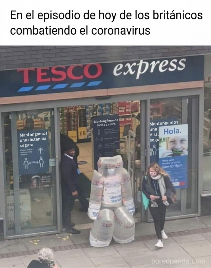Persona vistiendo un traje hecho de bolsas de plástico fuera de un supermercado, en divertidos memes británicos.