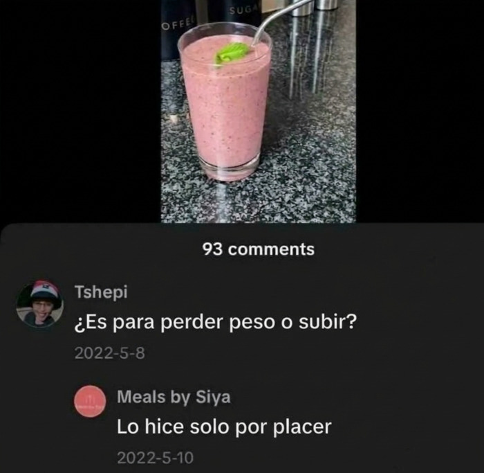 Comentario absurdo sobre un licuado rosa que demuestra ignorancia en TikTok.