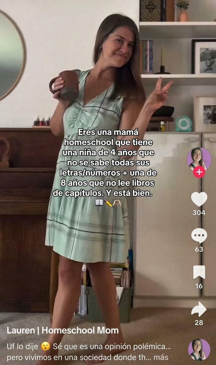 Mamá homeschool haciendo una publicación y demostrando ignorancia en TikTok.