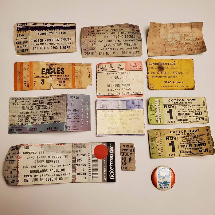 Entradas de conciertos antiguos de varias épocas, clásicos objetos efímeros coleccionables.