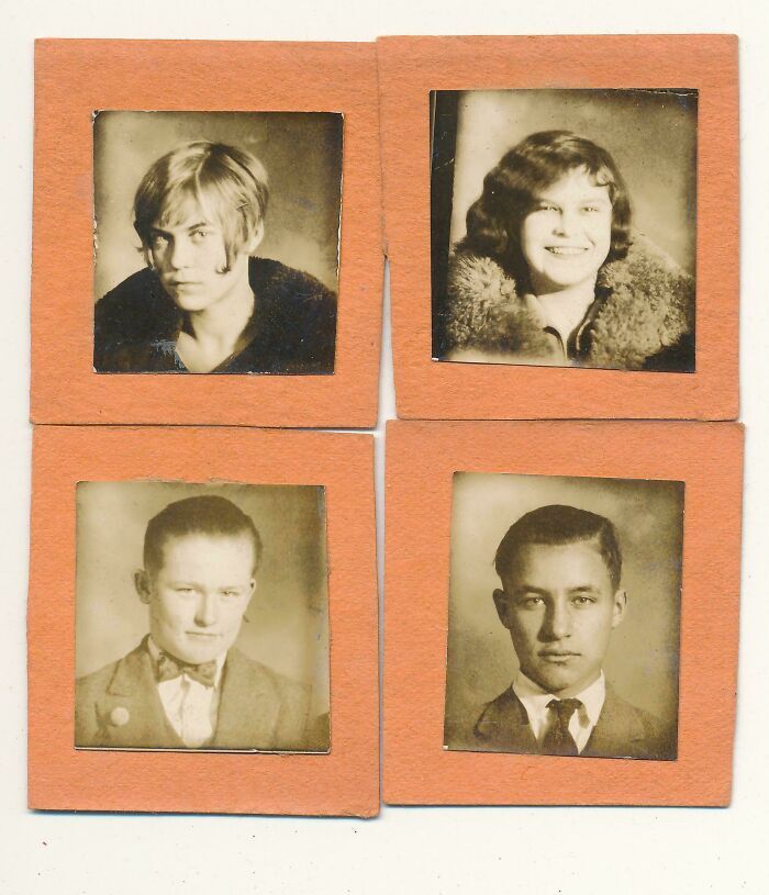 Cuatro retratos fotográficos antiguos en marco naranja, valiosos objetos efímeros del pasado.