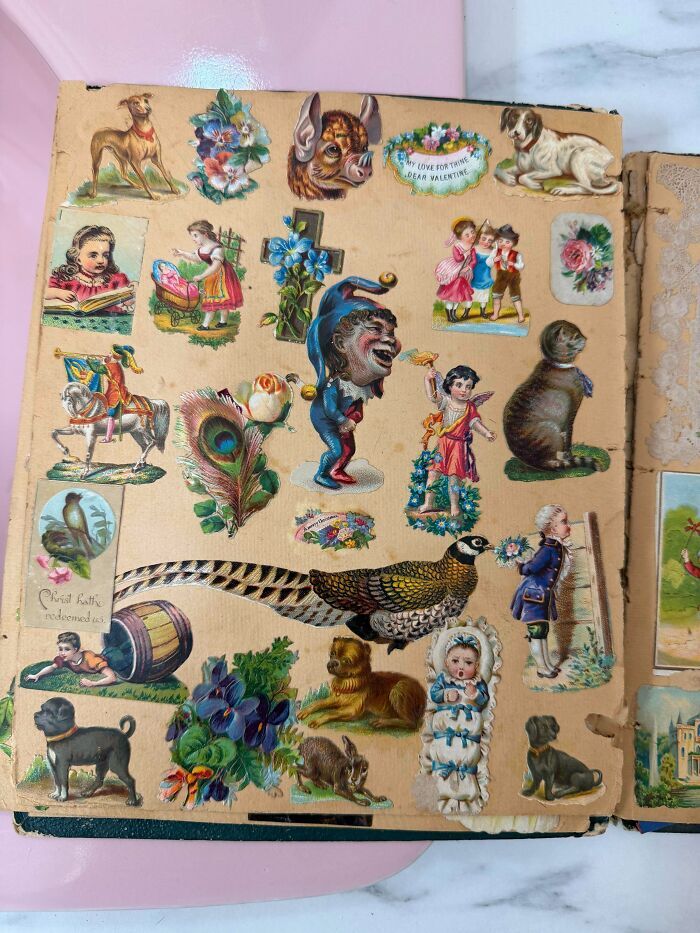 Álbum con recortes e ilustraciones vintage variadas, mostrando diversos objetos efímeros de época.
