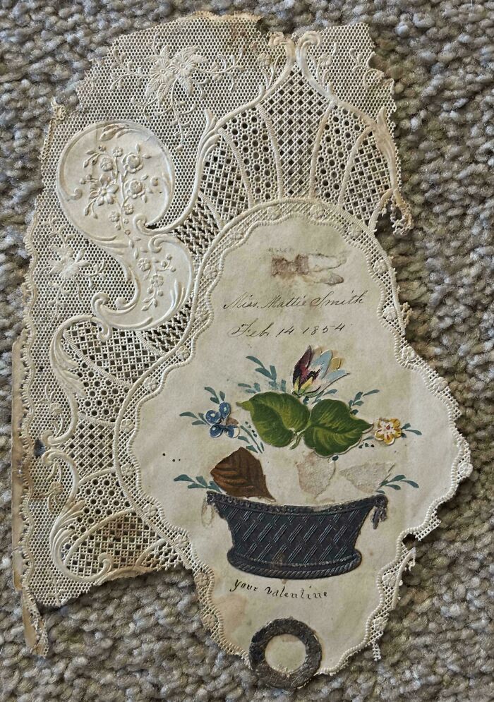 Tarjeta de San Valentín antigua con encaje, un ejemplo de objetos efímeros de papel.