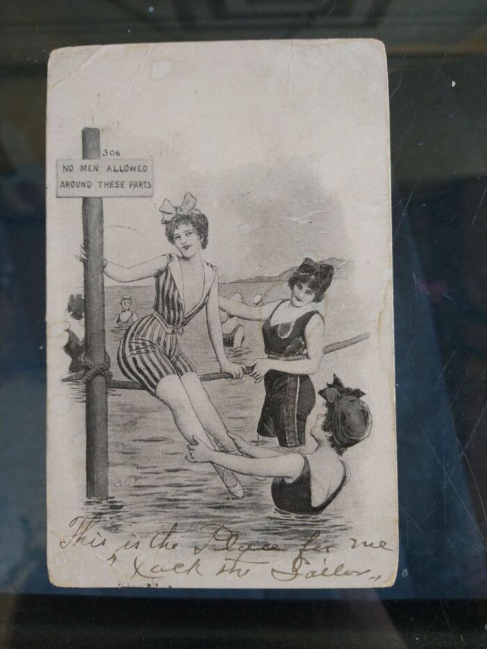 Postal antigua de mujeres en la playa, ejemplo de objetos efímeros vintage