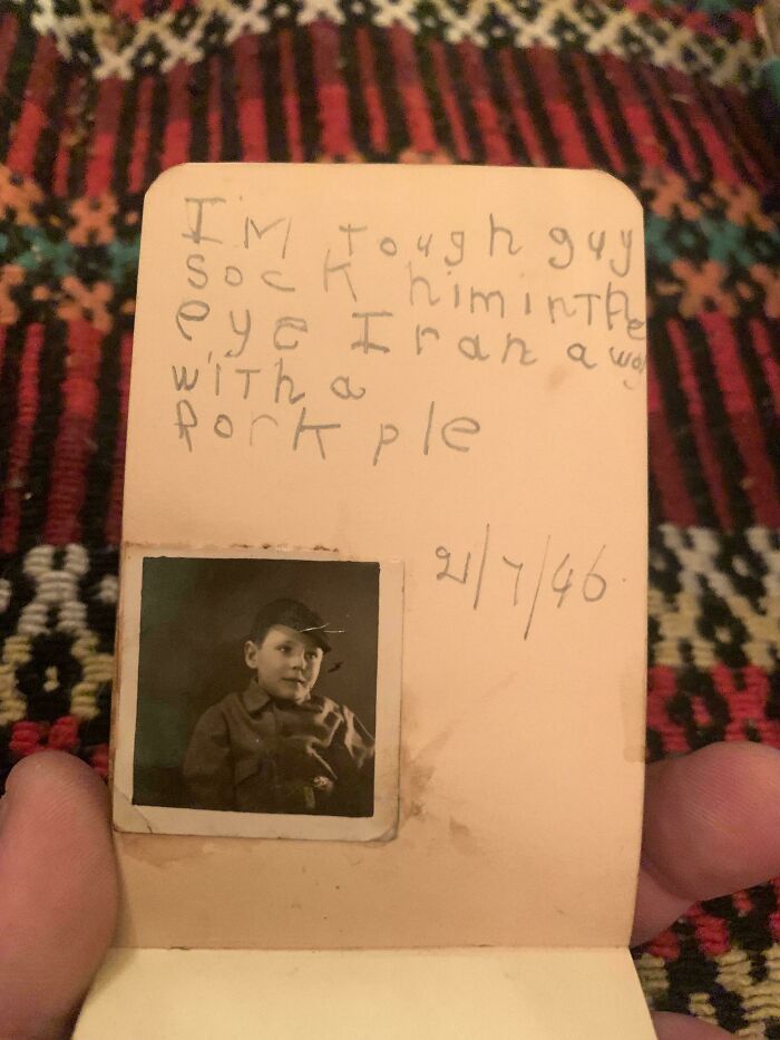 Nota manuscrita antigua con foto de un niño, muestra de objetos efímeros