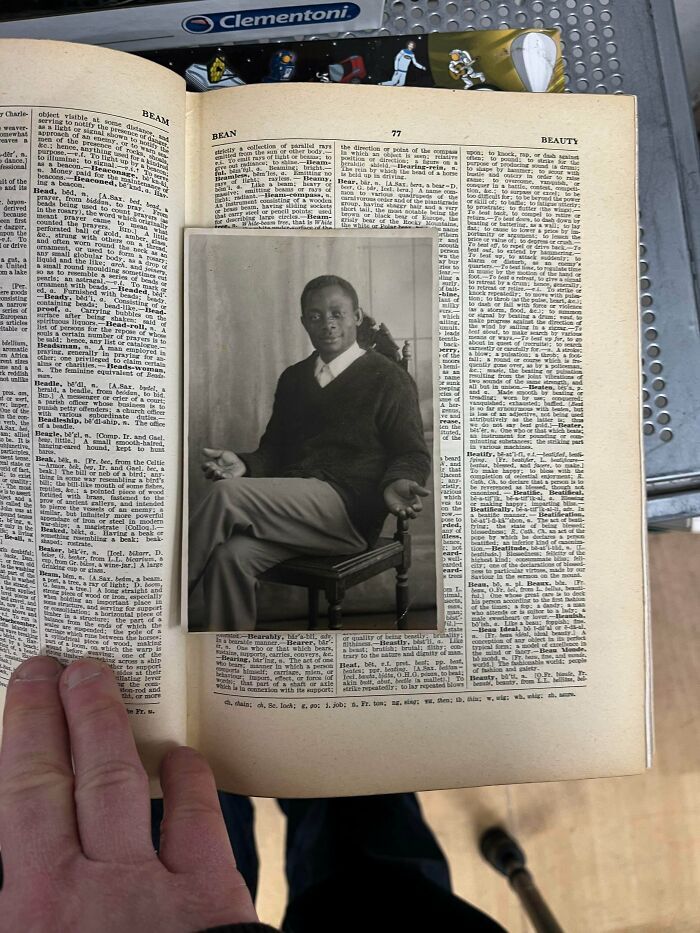 Fotografía antigua colocada sobre las páginas de un diccionario de objetos efímeros