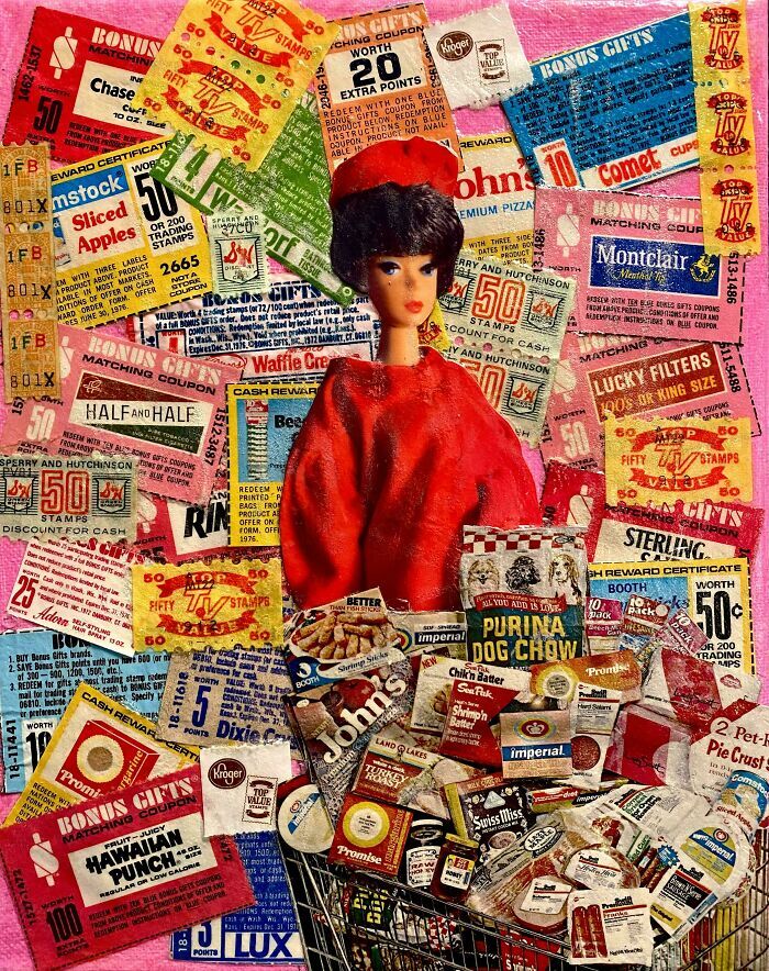 Muñeca vintage sobre un fondo de cupones antiguos y objetos efímeros
