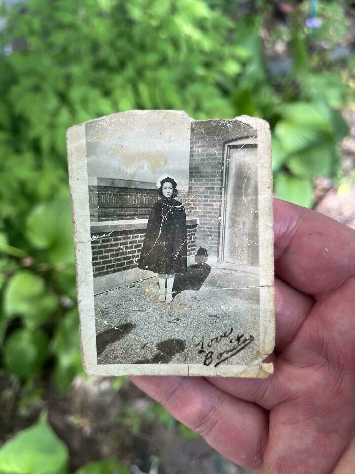 Mano sosteniendo una fotografía antigua en blanco y negro, ejemplo de objetos efímeros vintage.