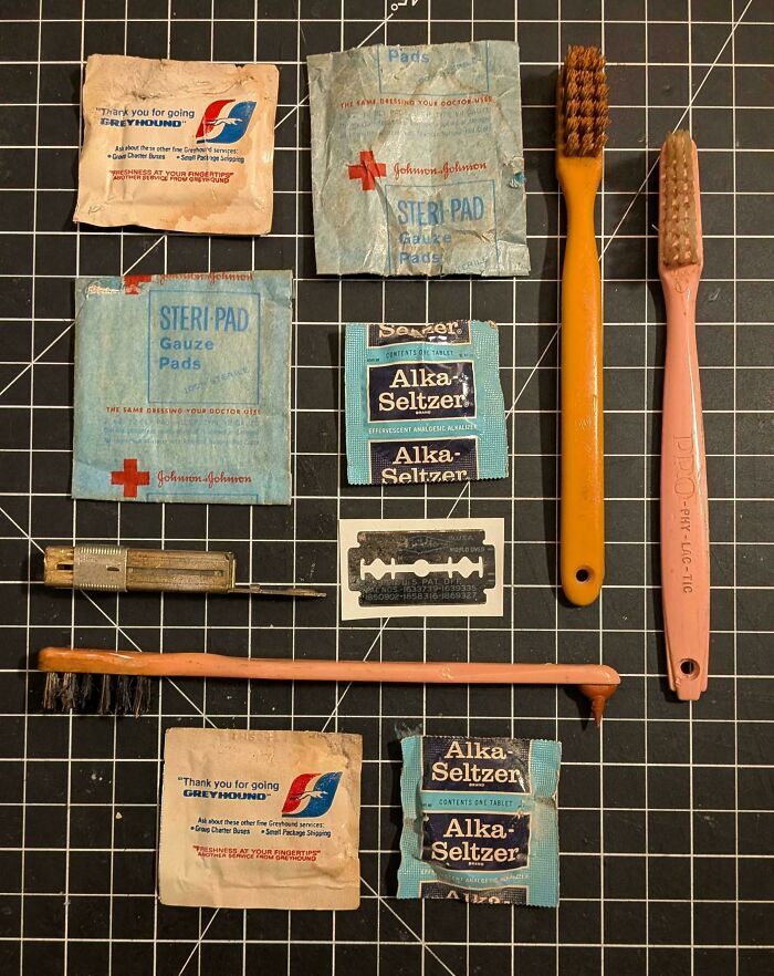 Suministros médicos y de higiene vintage, objetos efímeros que la gente compartió.