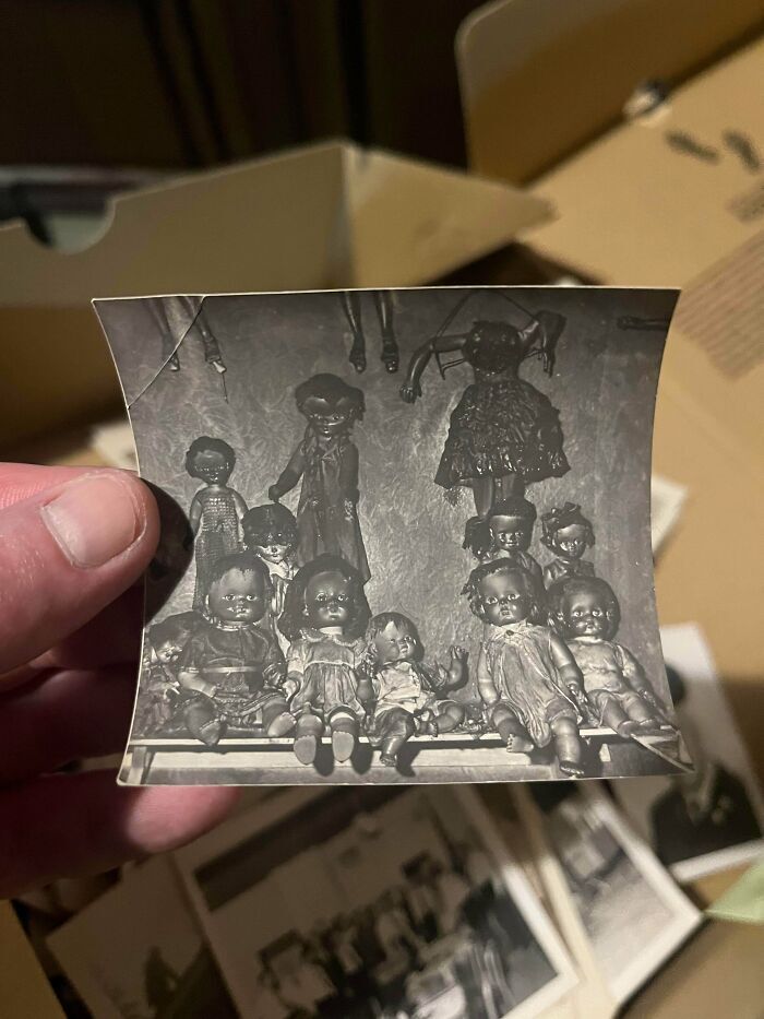 Misteriosa foto en blanco y negro de muñecas, uno de los objetos efímeros más inquietantes.