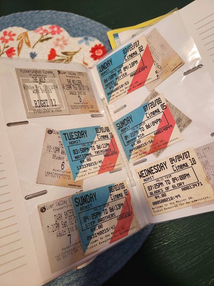 Entradas antiguas de cine guardadas, objetos efímeros de colección