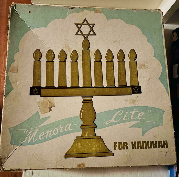 Caja vintage de Menora-Lite para Janucá, ejemplo de objetos efímeros