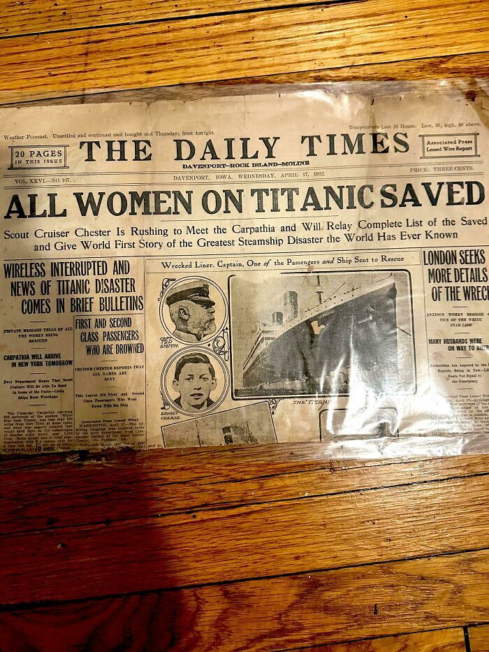 Periódico antiguo sobre el Titanic, ejemplo de objetos efímeros históricos.