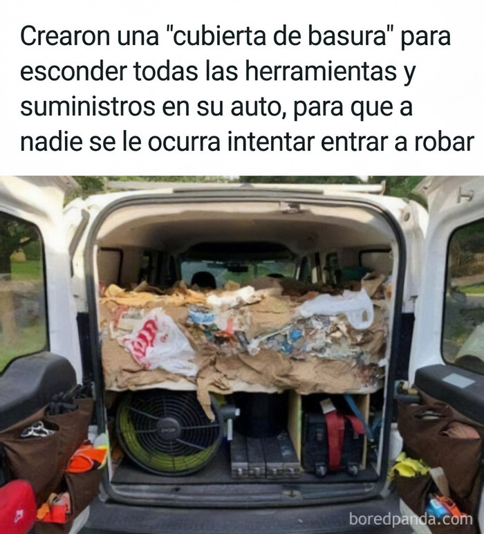 Furgoneta de construcción con cubierta de basura falsa, meme sobre construcción