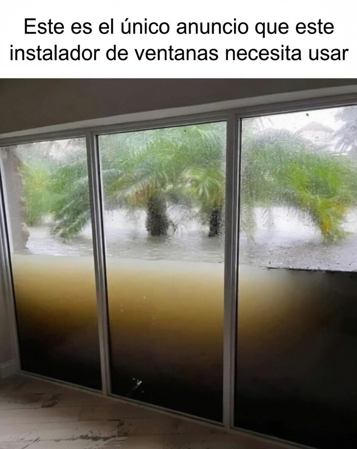 Meme sobre construcción que muestra grandes ventanas resistentes reteniendo el agua durante una inundación.