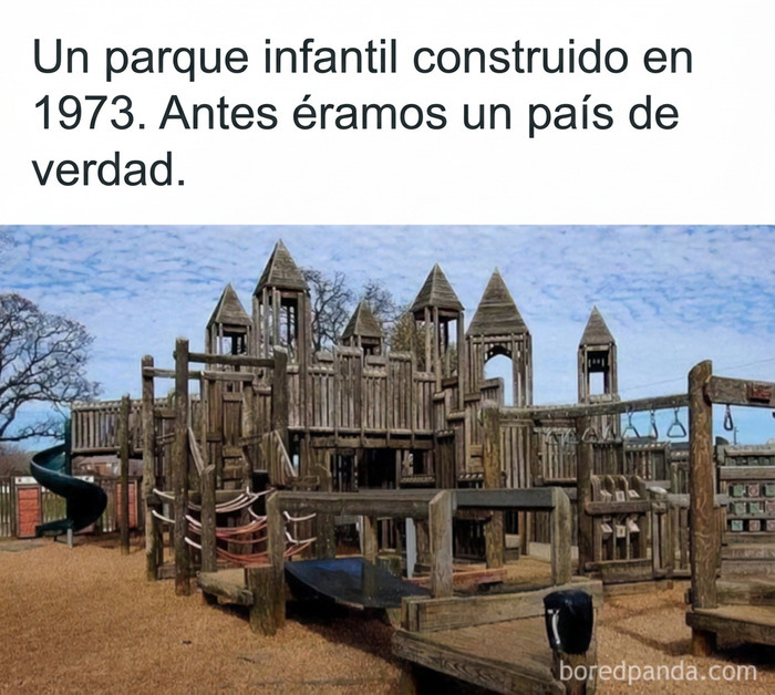 Meme sobre construcción que muestra un parque infantil de madera antiguo construido como castillo.