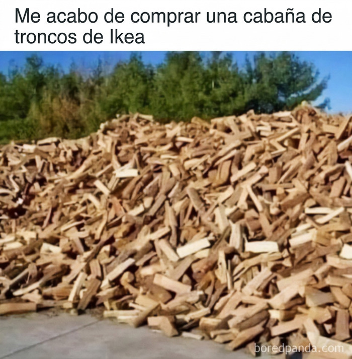 Meme sobre construcción que muestra una enorme pila de leña apilada en el suelo.