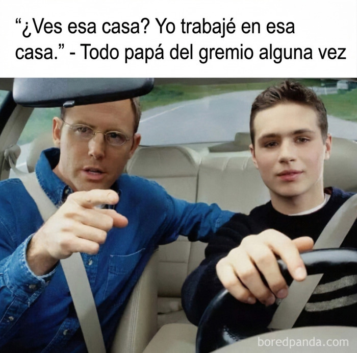 Meme sobre construcción de un padre señalando una casa desde un auto mientras su hijo conduce.